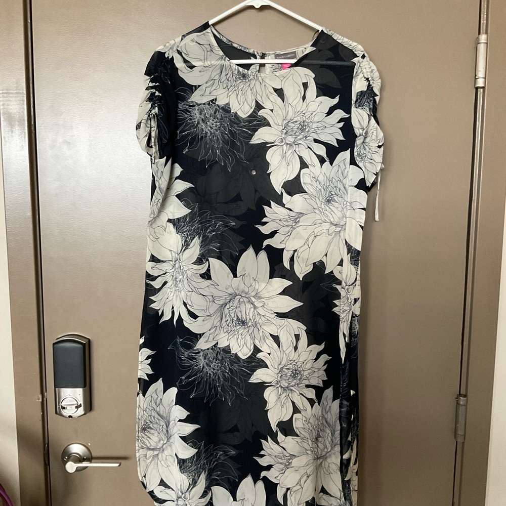 Vince Camuto Black and White Floral long Tunic size M gentle worn